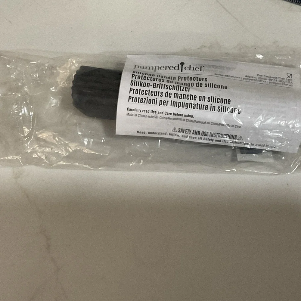 New In Package PAMPERED CHEF Silicone Pan Handle Protector Grey   #100927